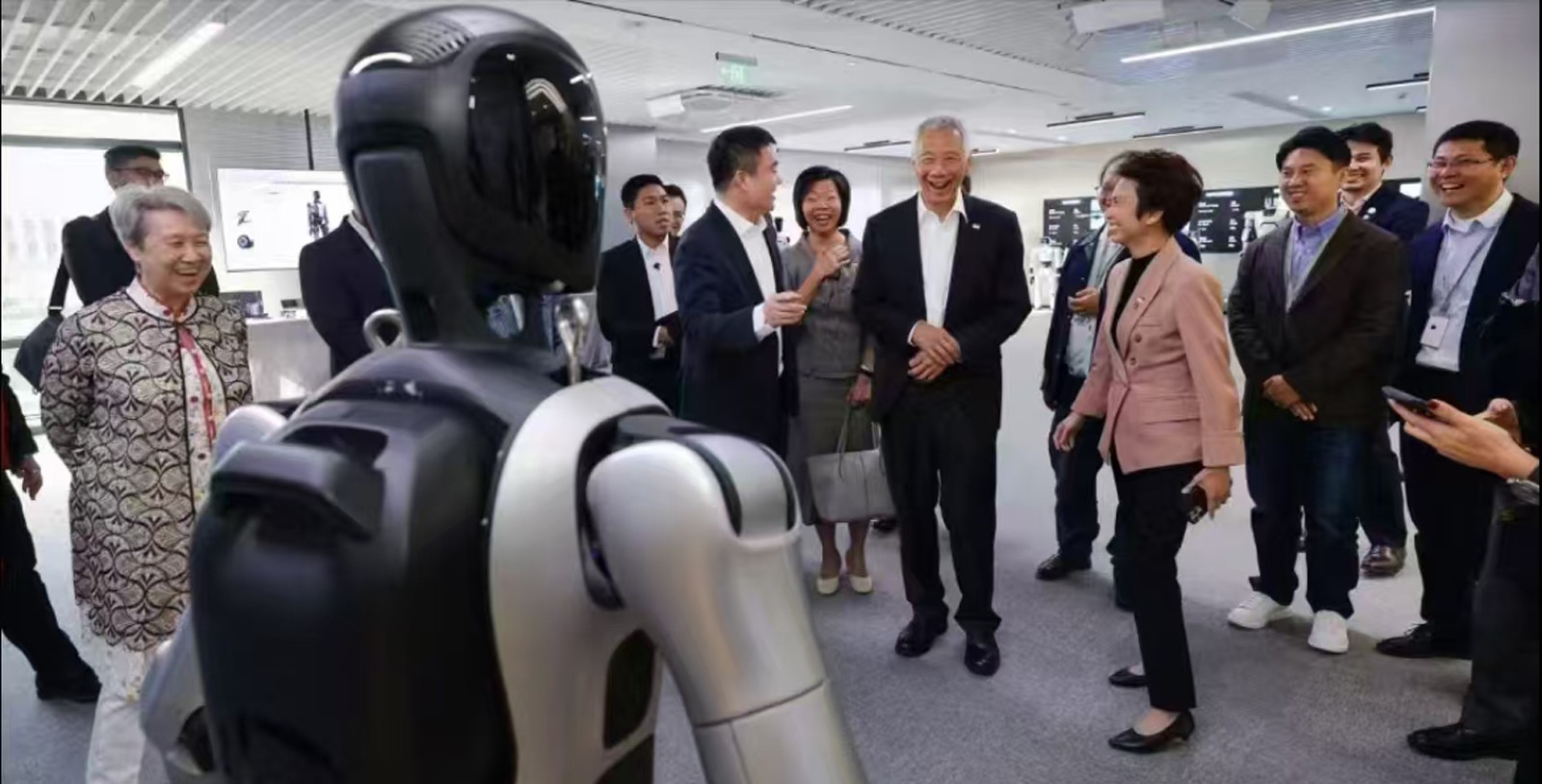 Singapore's Senior Minister  Lee Hsien Loong visited AgiBot 